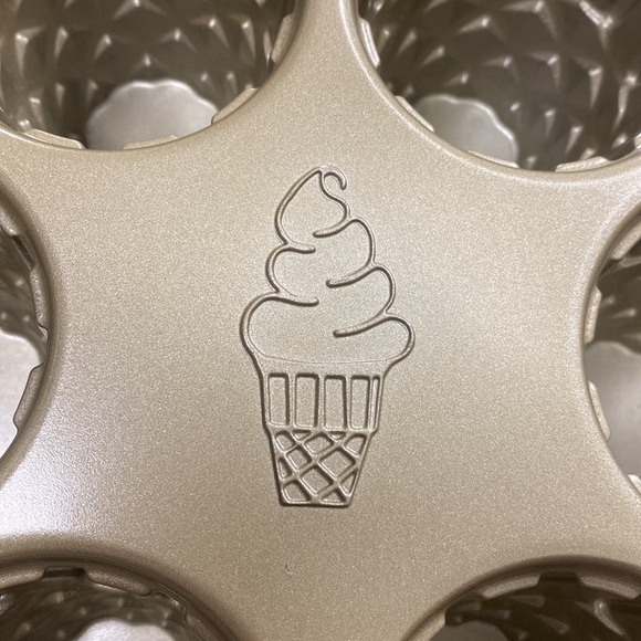 Nordic Ware Ice Cream cone cupcake pan - Picture 4 of 5